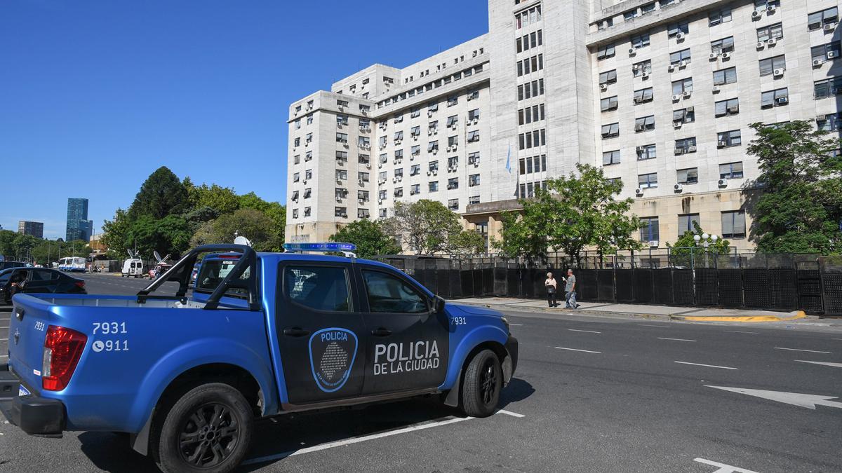 Comodoro Py 2002 woke up with strong security measures, double fencing, only one enabled access and two hundred police officers assigned to custody Photo Pablo Aeli