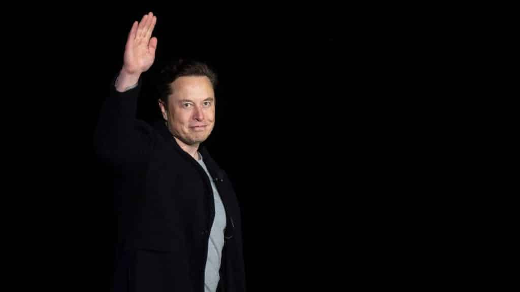 Elon Musk says he will resign when he finds someone "dumb enough" to direct twitter