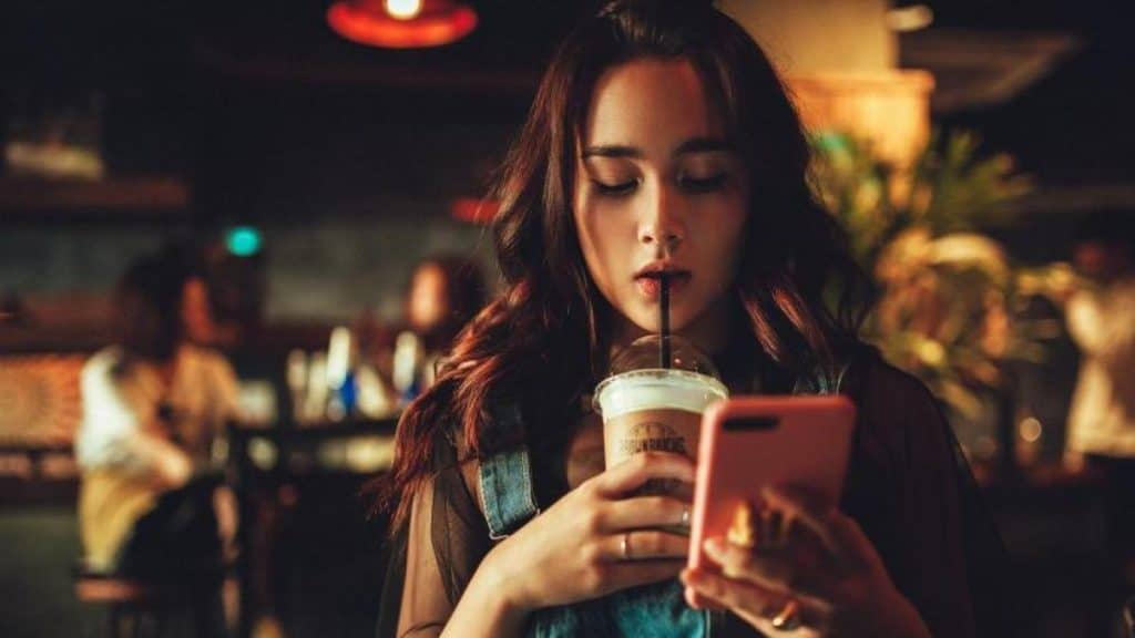 ‘Phubbing’: if you have a mobile, surely you have had this misconduct at some time