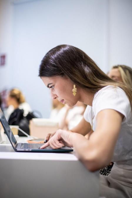 Woman studying a master's degree in a face-to-face classroom at ISDI