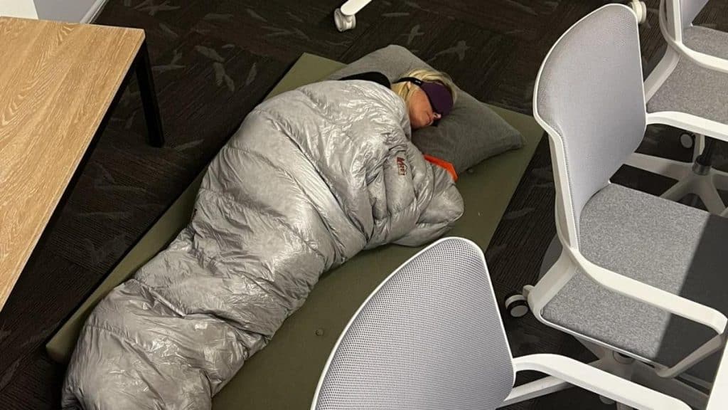 Elon Musk fires the board that defended that employees sleep in the office