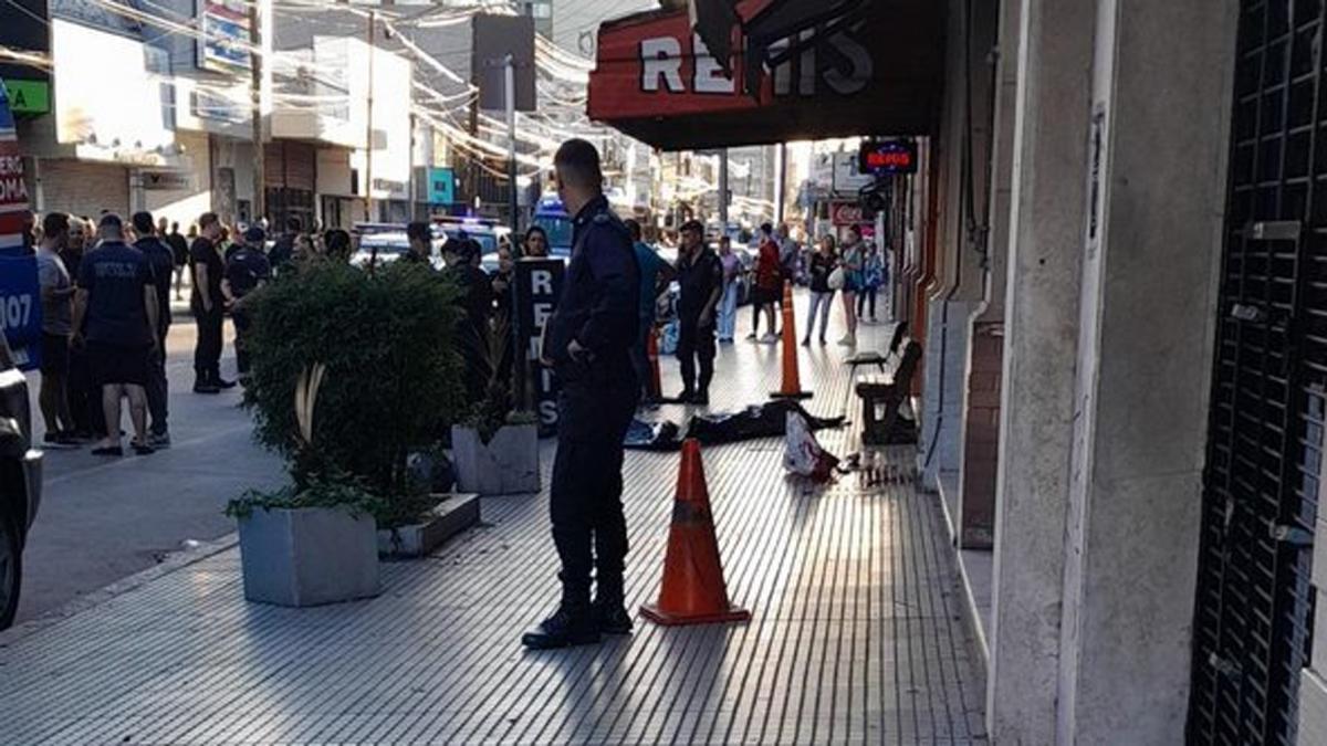 The young man who sold cleaning products on the public highway approached a woman who was waiting for a bus.