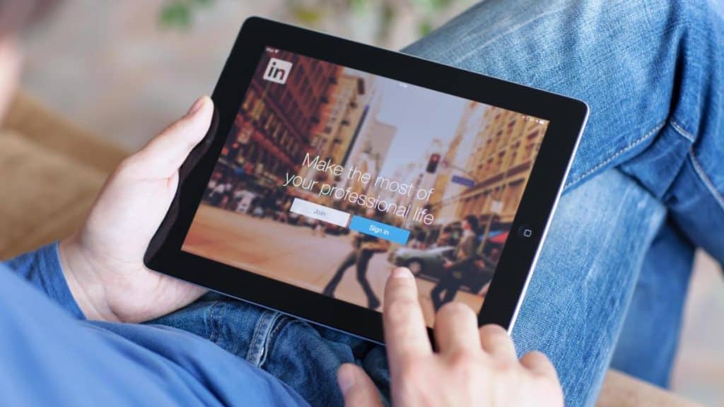 How to detect if a LinkedIn profile is fake
