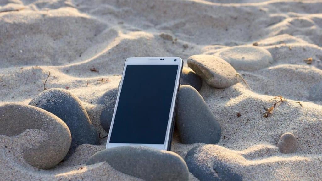 The trick to see the iPhone screen better despite the reflection of the sun