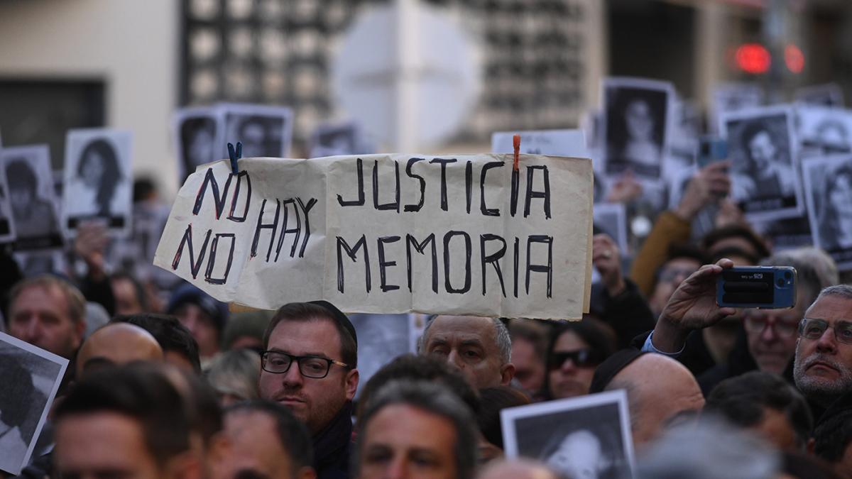 The Agrupación Memoria Activa also convened its traditional act in Plaza Lavalle and considered that there is a guilty State for lack of justice and for not protecting life Photo Leo Vaca