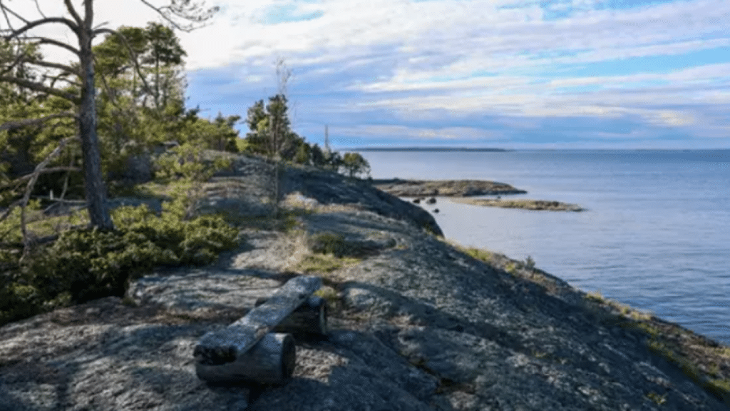 The first tourist island in the world that does not allow mobile phones